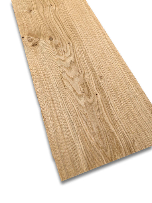Eiken rustiek houtfineer 240 x 22 cm met natuurlijke nerfstructuur en noesten. Ideaal voor meubelbekleding of restauratieprojecten.