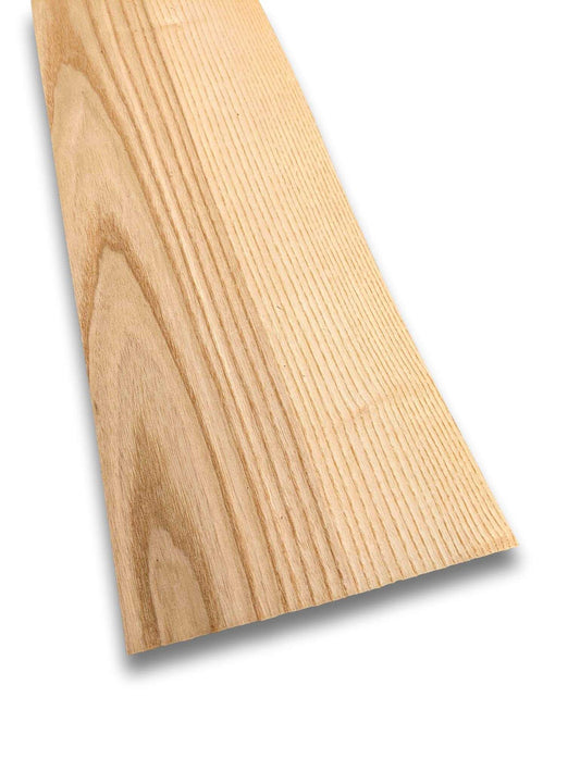 Olijfessen houtfineer vel van 245 x 17 cm met natuurlijke nerfstructuur. Onbehandeld fineer geschikt voor meubelbekleding en restauratie.