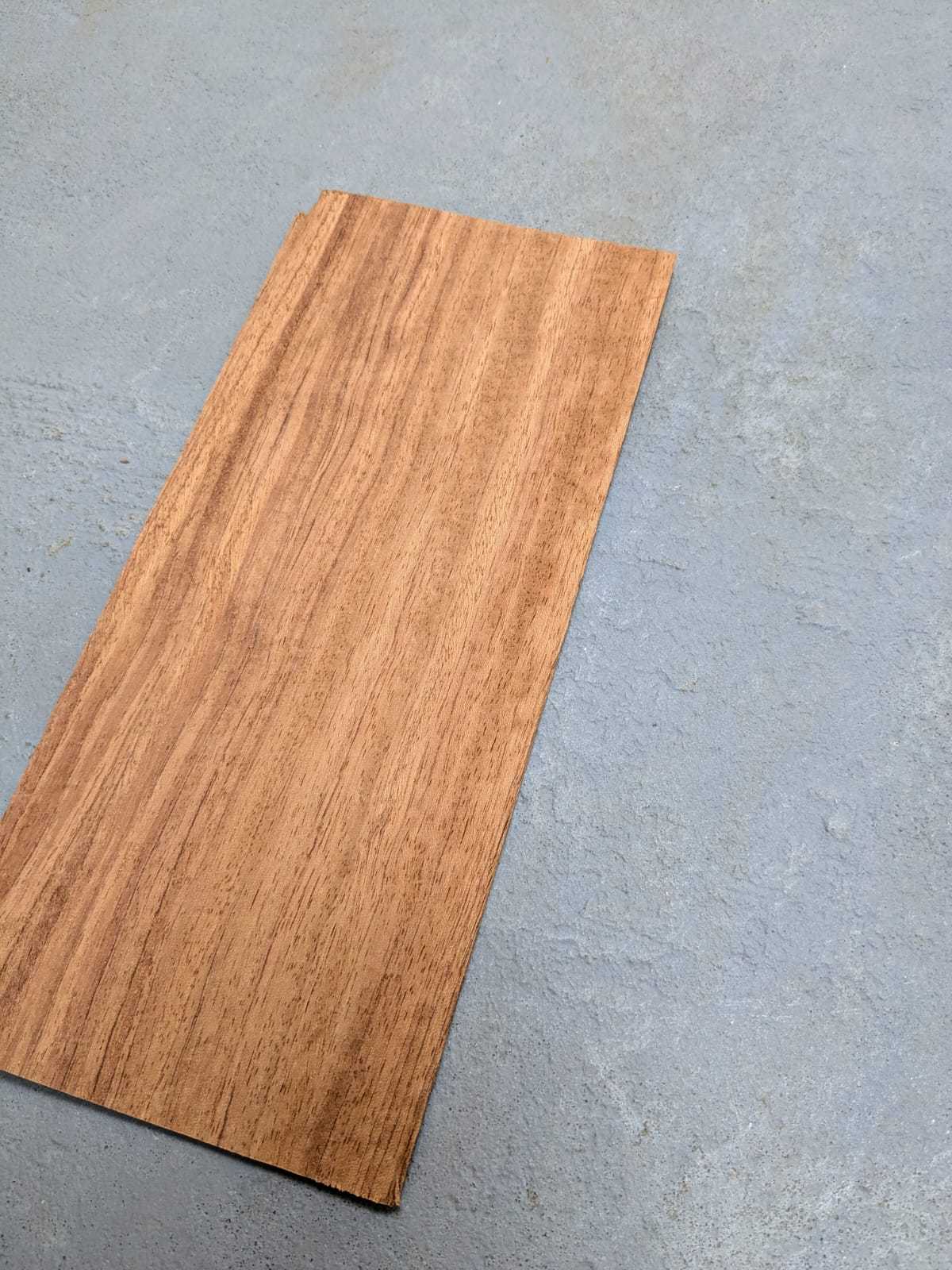 Bubinga | 2,4 mm Sägefurnier | 25x11 cm