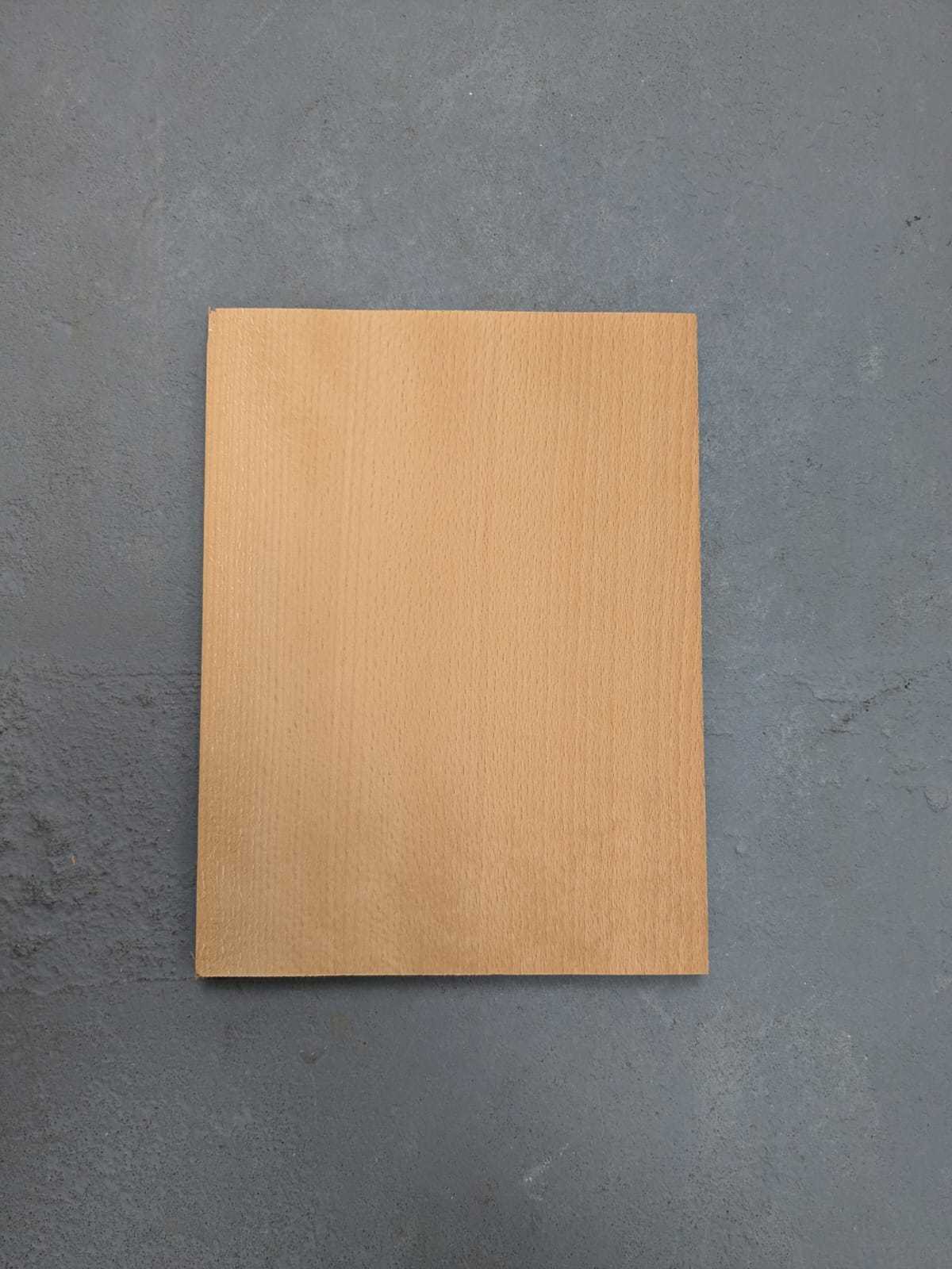 Los vel beukenhout fineer 27 x 20 cm op grijze ondergrond, geschikt voor marqueterie, renovatie of creatieve houtbewerking.