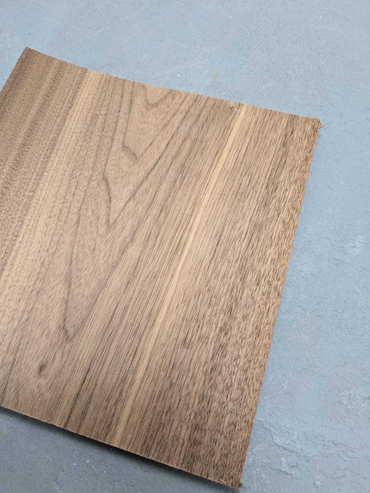 Detail van een vel walnoot sperfineer 2,4 mm dik, 28 x 20 cm, met natuurlijke houtnerf. Perfect voor creatieve en ambachtelijke toepassingen.
