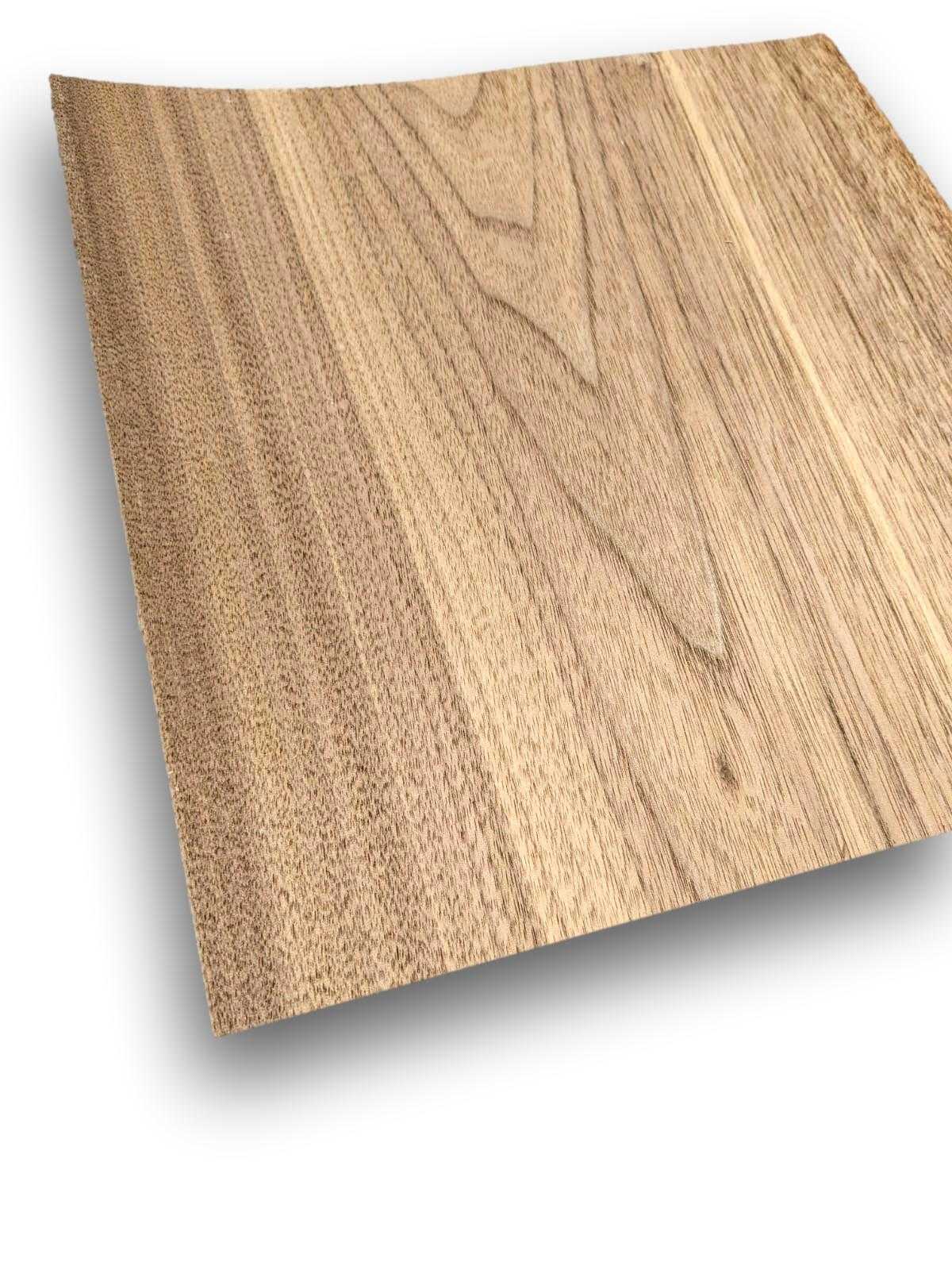Walnoot sperfineer 2,4 mm dikte in formaat 28 x 24 cm, naturel en onbehandeld, ideaal voor meubelbekleding of restauratieprojecten.