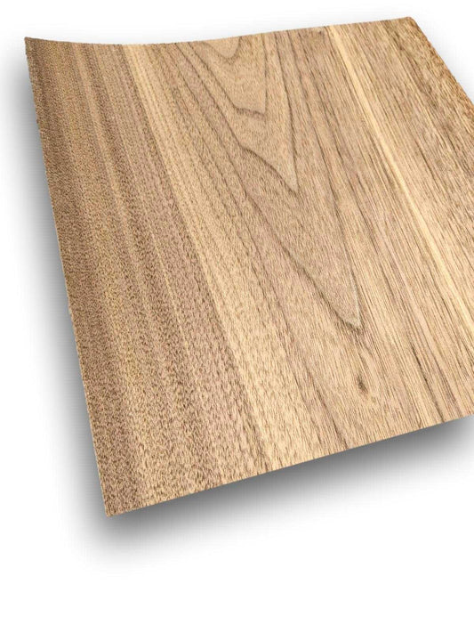 Walnoot sperfineer 2,4 mm dikte in formaat 28 x 24 cm, naturel en onbehandeld, ideaal voor meubelbekleding of restauratieprojecten.