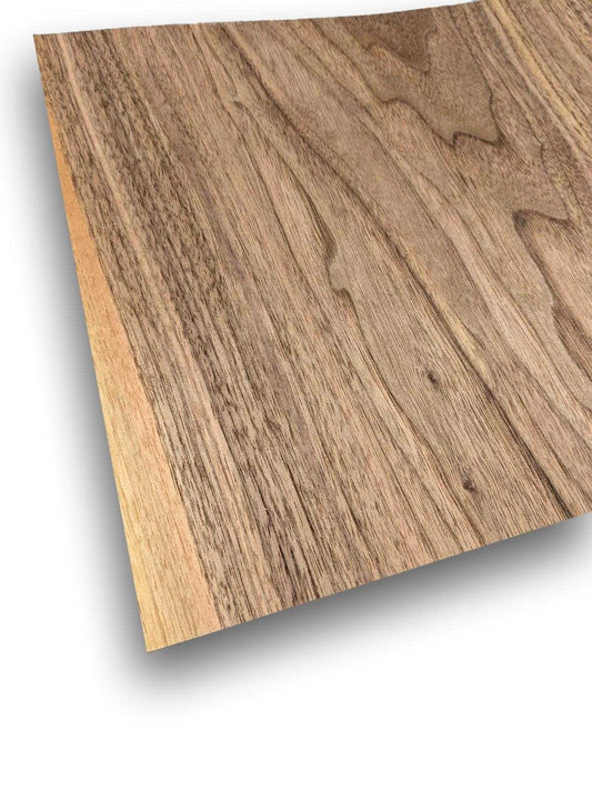 Walnoot sperfineer 2,4 mm met natuurlijke nerfstructuur, formaat 28 x 30 cm. Geschikt voor meubelbekleding en restauratieprojecten.