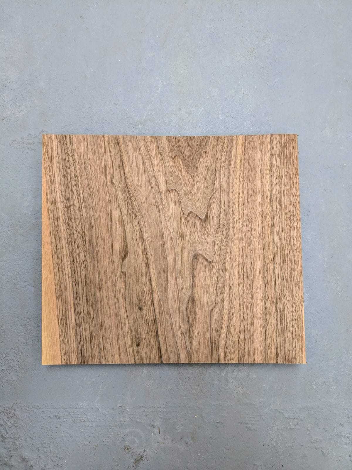 Los vel naturel walnoot sperfineer 2,4 mm op grijze ondergrond, ideaal voor marqueterie en creatieve houtbewerking.