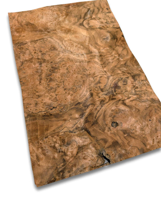 Los vel walnoot wortel houtfineer 30x19 cm in naturel, onbehandelde afwerking met unieke nerfstructuur voor meubelbekleding of restauratie.