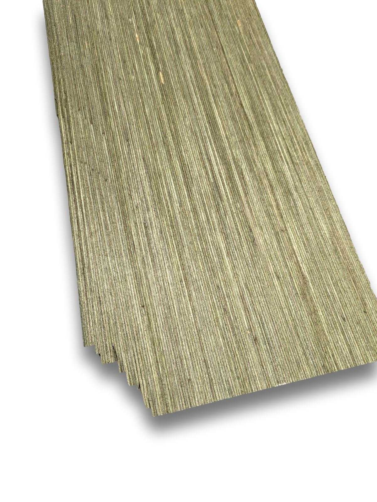 Groen designfineer vel van 34x15 cm in bundel van 12 vellen, geverfd berkenhout zonder backing voor meubelbekleding en restauratie.