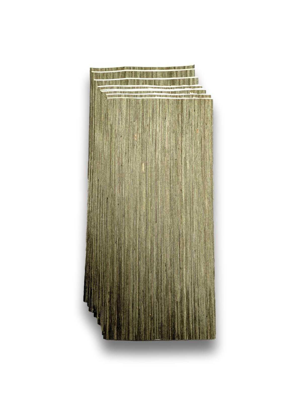 Set van 12 groene designfineer vellen van 34 x 15 cm, door-en-door geverfd berkenhout voor marqueterie en creatieve toepassingen.