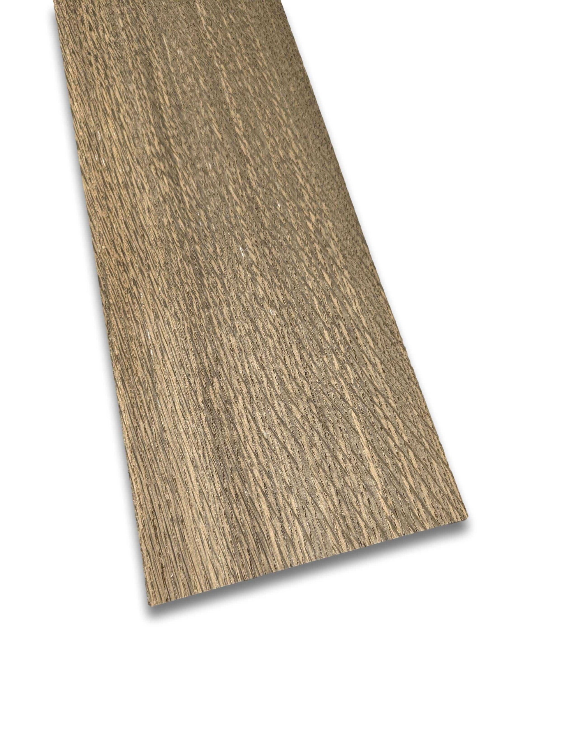 Moeras eiken houtfineer 38x13 cm met natuurlijke nerfstructuur, ideaal voor meubelbekleding of restauratieprojecten.