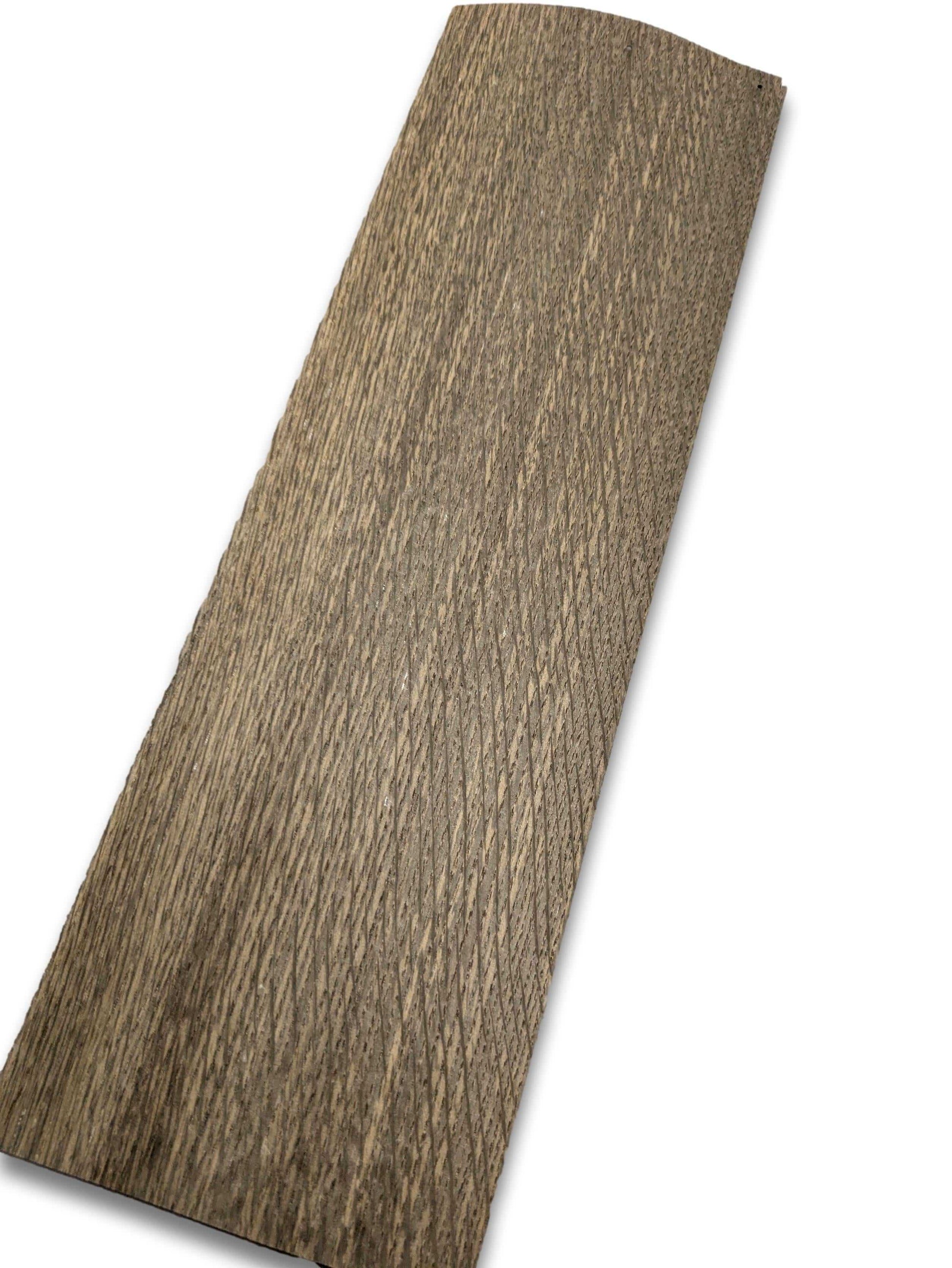 Detailweergave van moeras eiken houtfineer 38x13 cm, zonder backing, perfect voor renovatie of kunstzinnig gebruik.