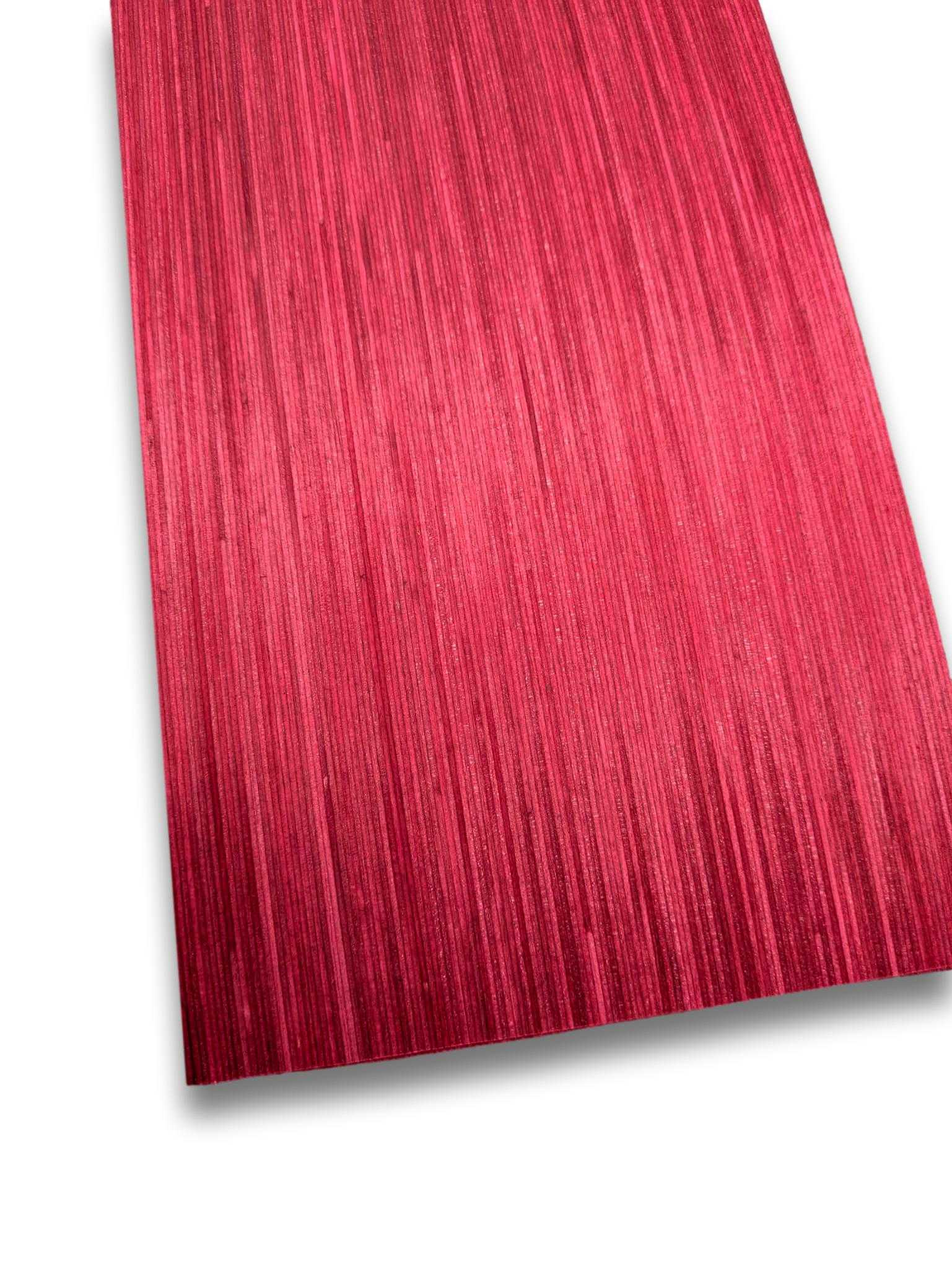 Rood designfineer vel 41 x 24 cm met verticale houtnerf, geverfd en onbehandeld berkenfineer voor meubelbekleding en restauratie.