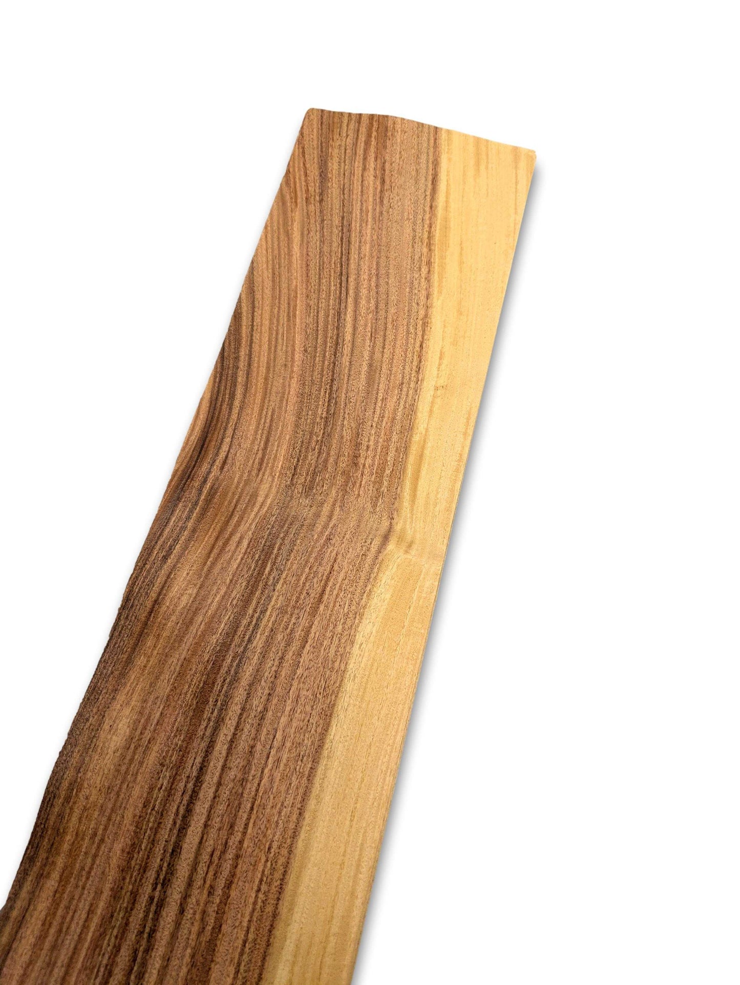 Los vel Santos Palissander fineer in naturel uitvoering, zonder backing, geschikt voor marqueterie of kunsttoepassingen.