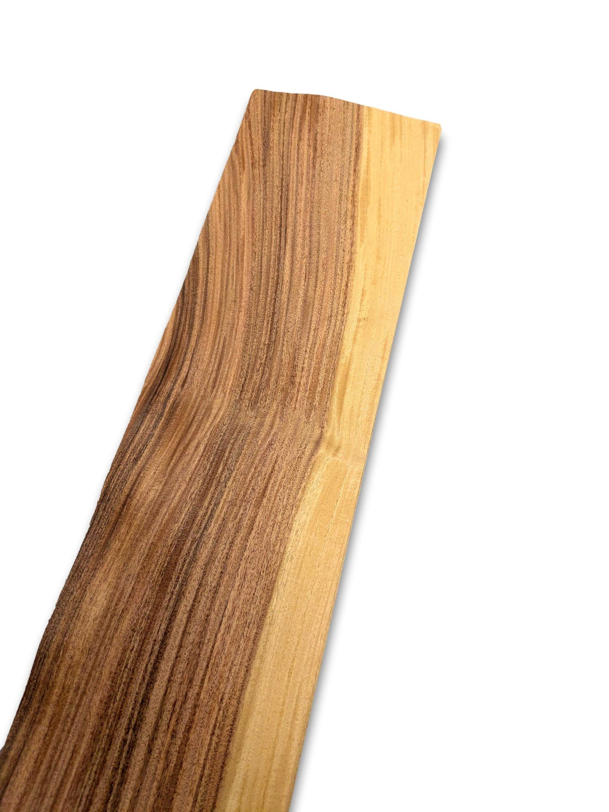 Los vel Santos Palissander fineer in naturel uitvoering, zonder backing, geschikt voor marqueterie of kunsttoepassingen.