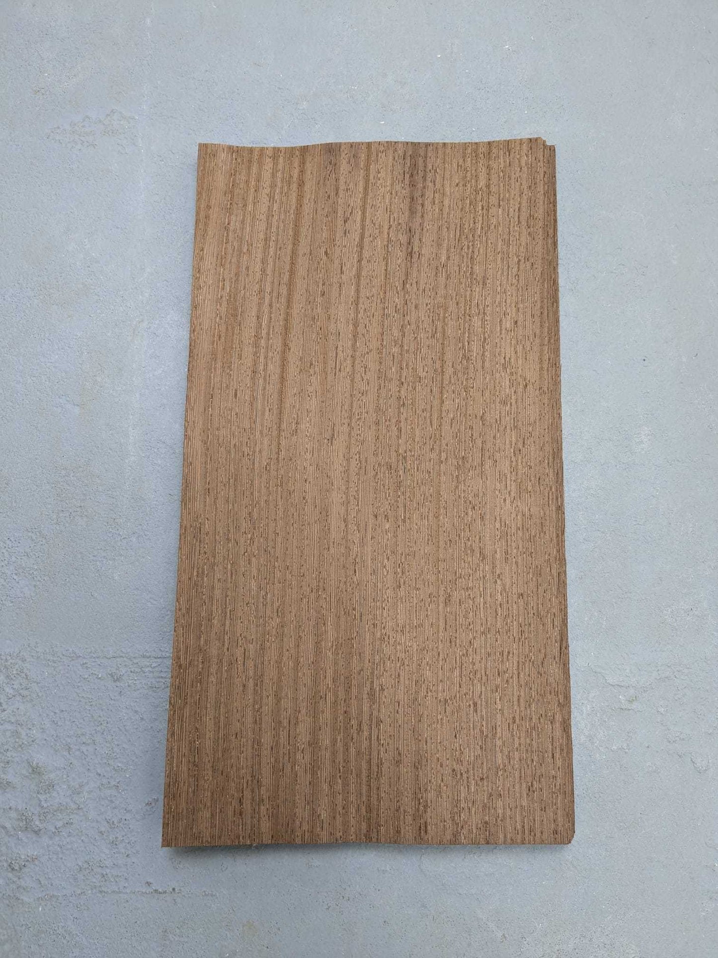 Onbehandeld wengé fineervel van 41x22 cm, perfect voor renovatie van panelen of ambachtelijke kunstprojecten.