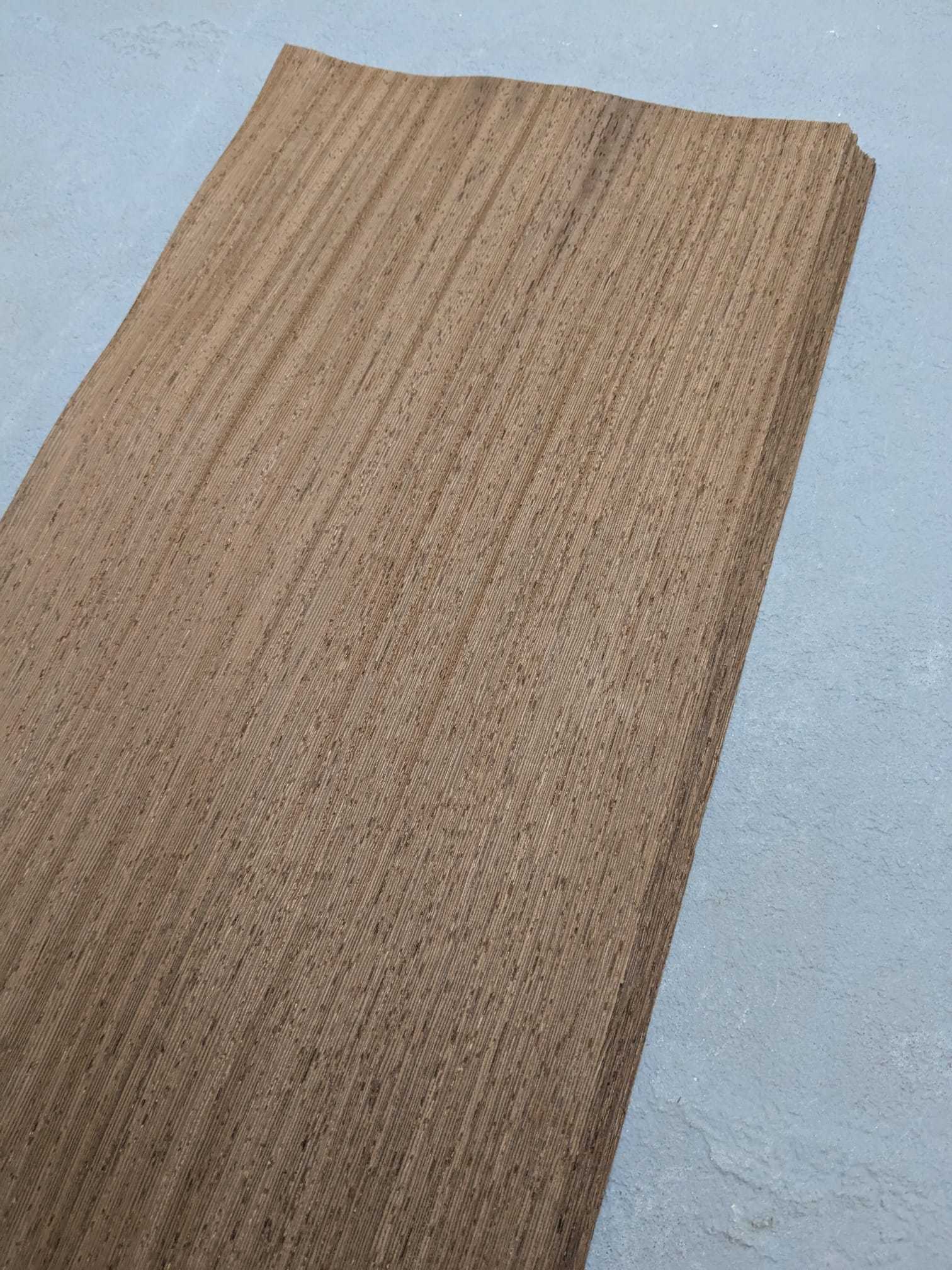 Los vel naturel wengé fineer zonder backing, geschikt voor marqueterie en creatieve toepassingen in houtbewerking.