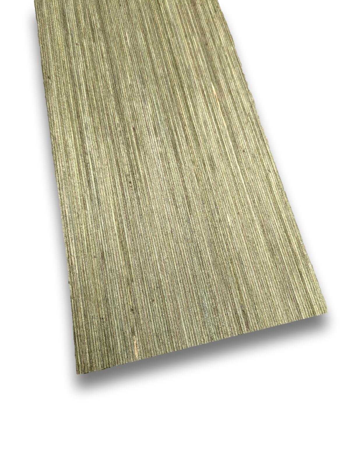 Groen designfineer vel 42 x 14 cm met verticale nerfstructuur, geverfd en onbehandeld berkenhout voor meubelbekleding of restauratie.