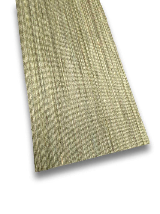 Groen designfineer vel 42 x 14 cm met verticale nerfstructuur, geverfd en onbehandeld berkenhout voor meubelbekleding of restauratie.