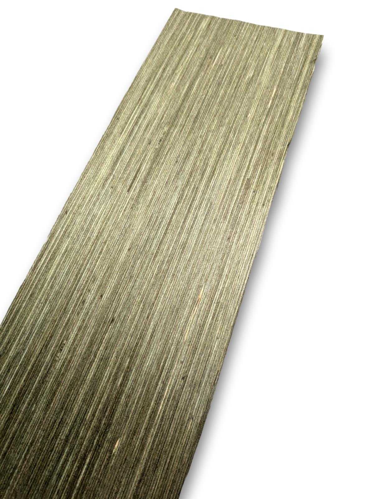 Los vel groen designfineer 42 x 14 cm, door-en-door geverfd berkenhout zonder backing, geschikt voor marqueterie en creatieve toepassingen.