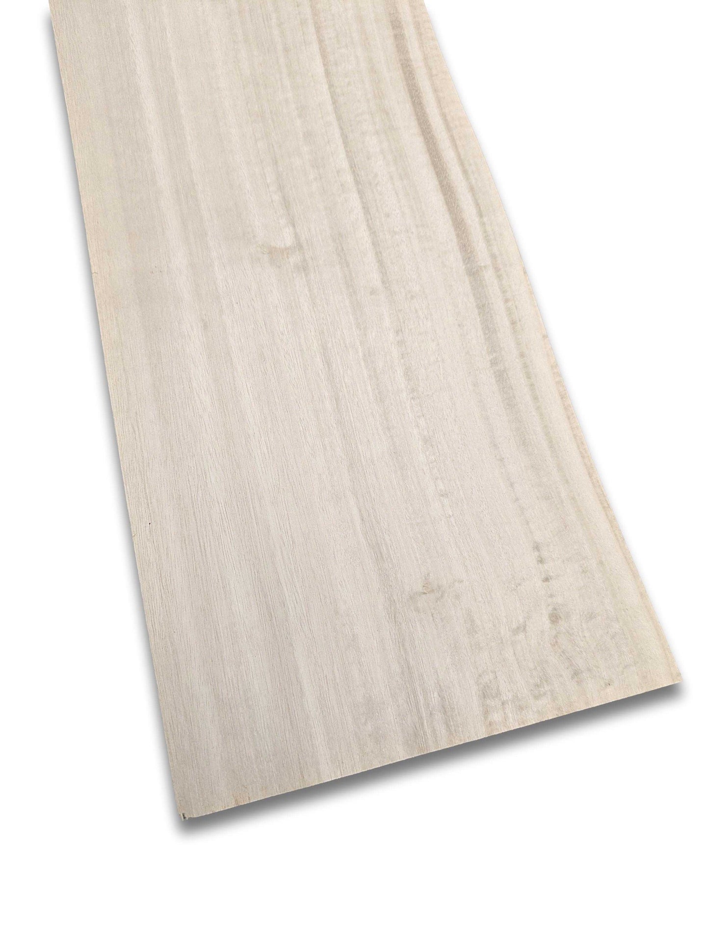 Zilverwit houtfineer vel van 43 x 18 cm met natuurlijke nerfstructuur, geverfd en onbehandeld voor meubelbekleding of restauratie.