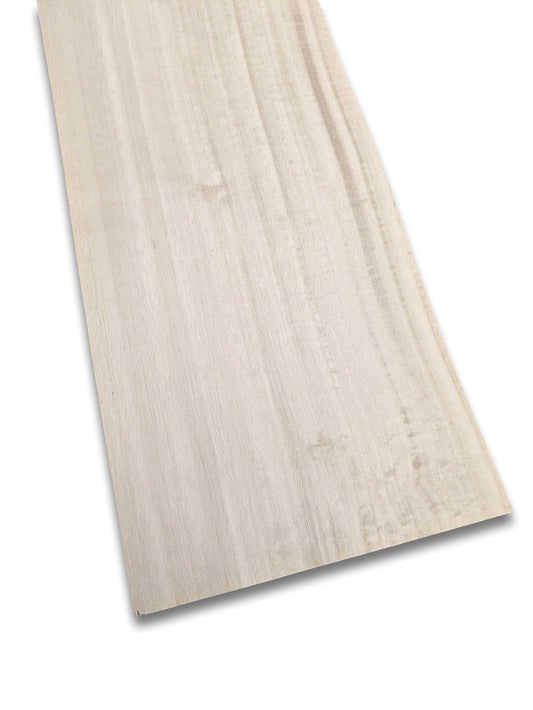 Zilverwit houtfineer vel van 43 x 18 cm met natuurlijke nerfstructuur, geverfd en onbehandeld voor meubelbekleding of restauratie.