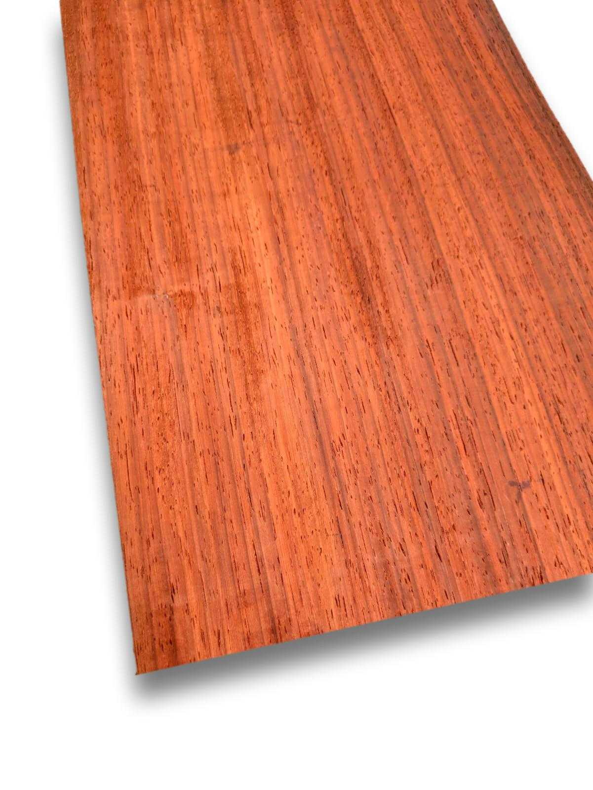Padoek houtfineer 46 x 23 cm met natuurlijke roodbruine nerfstructuur, ideaal voor meubelbekleding of restauratieprojecten.