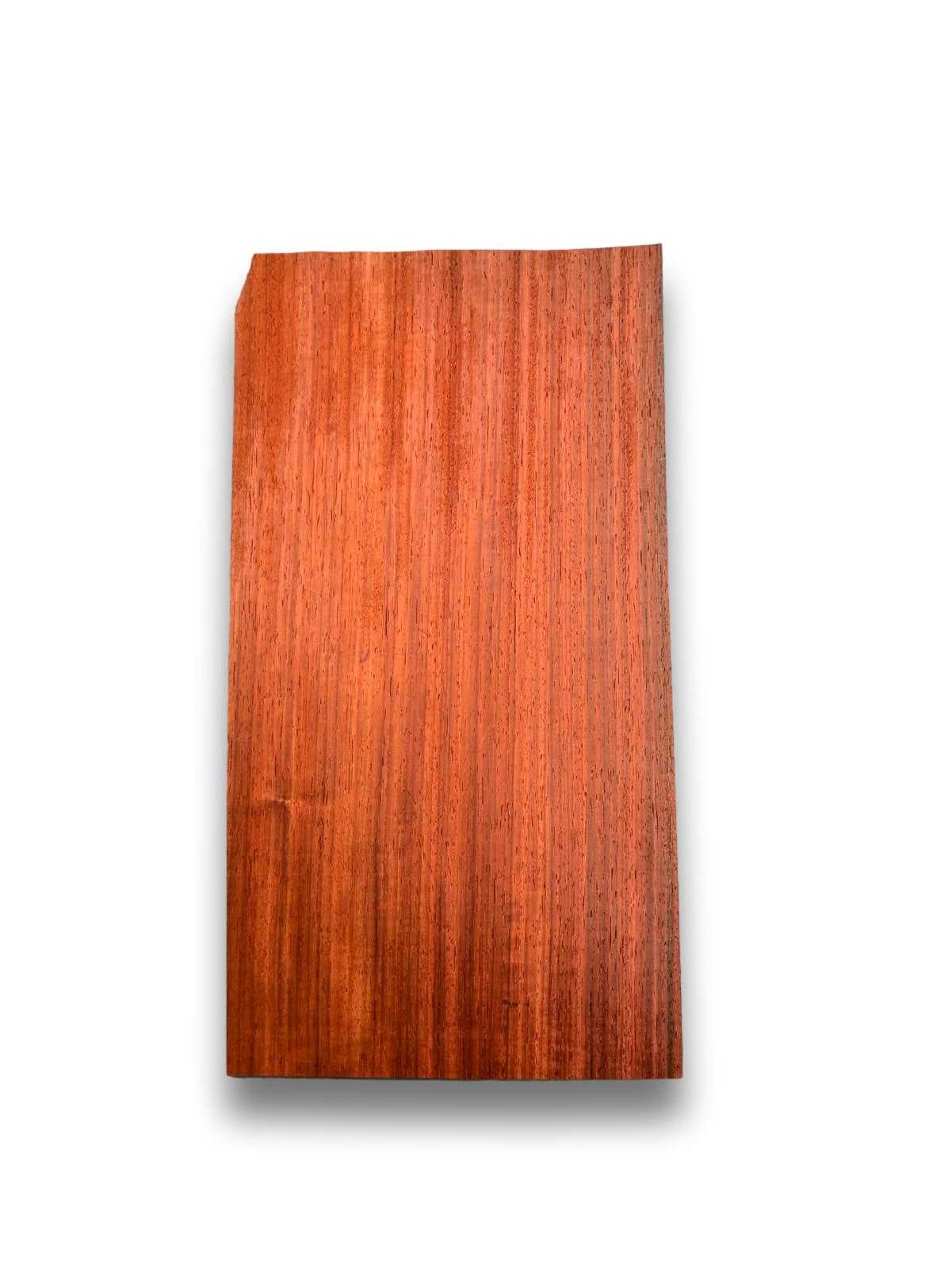 Los vel naturel padoek fineer 46x23 cm, onbehandeld en zonder backing, geschikt voor marqueterie of creatieve houtbewerking.