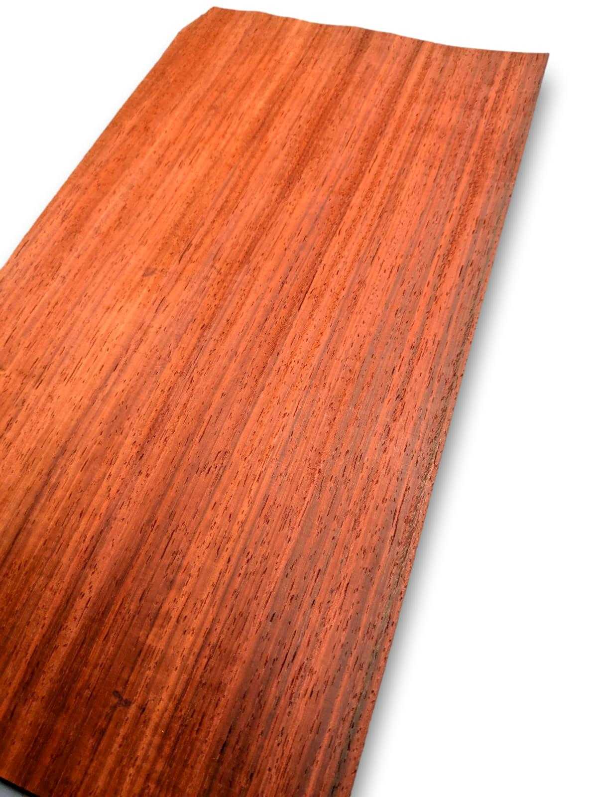 Detail van padoek houtfineer 46 x 23 cm met fijne lijnstructuur, perfect voor renovatie of decoratieve toepassingen.