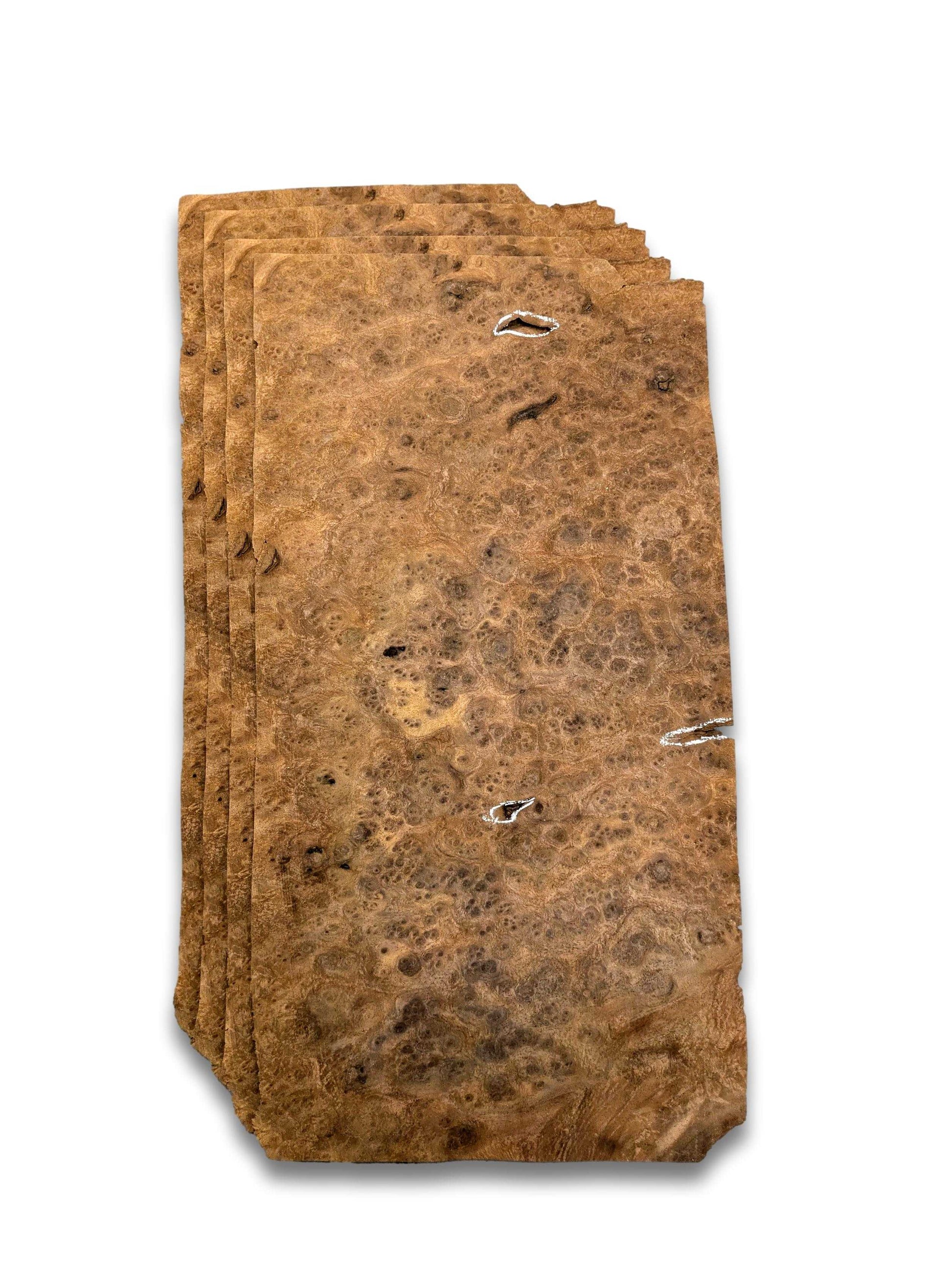 Bundel van 4 vellen echt walnoot wortel houtfineer 46x24 cm, met unieke nerfstructuur voor creatieve toepassingen in interieur of ambacht.