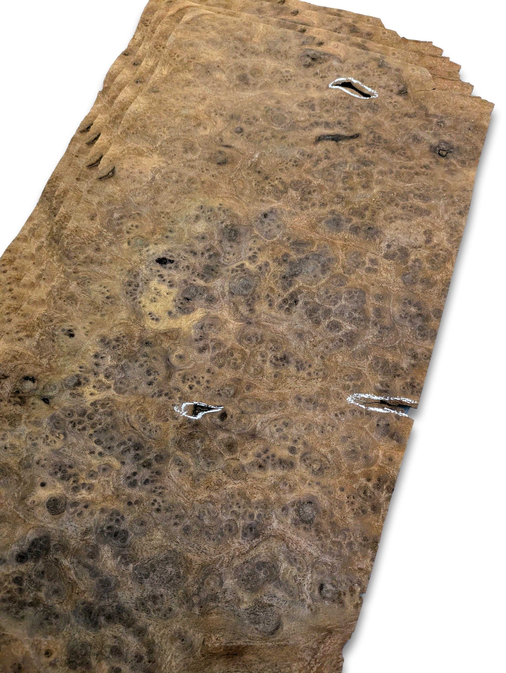 Losse vellen walnoot wortelfineer naturel en onbehandeld, geschikt voor marqueterie, kunstprojecten of renovatie van houten panelen.