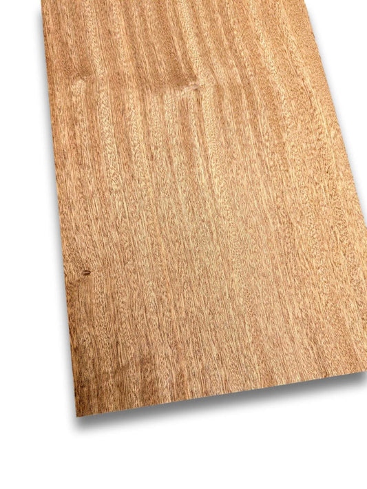 Mahonie houtfineer 50 x 21 cm in naturel, onbehandelde afwerking met zichtbare houtnerf. Ideaal voor meubelbekleding of restauratieprojecten.