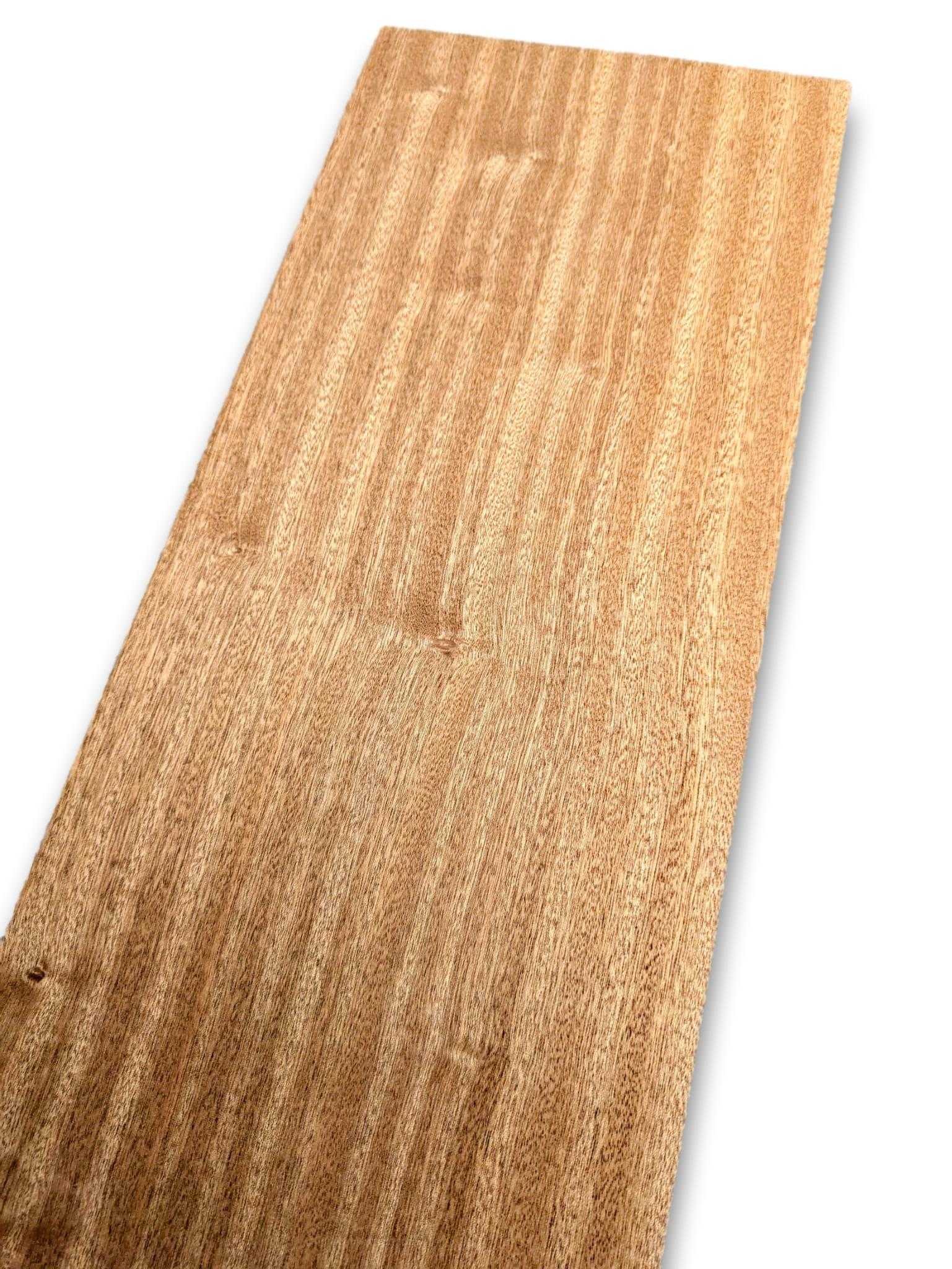 Los vel mahonie fineer 50x21 cm met natuurlijke houtstructuur. Geschikt voor marqueterie, renovatie of creatieve toepassingen.