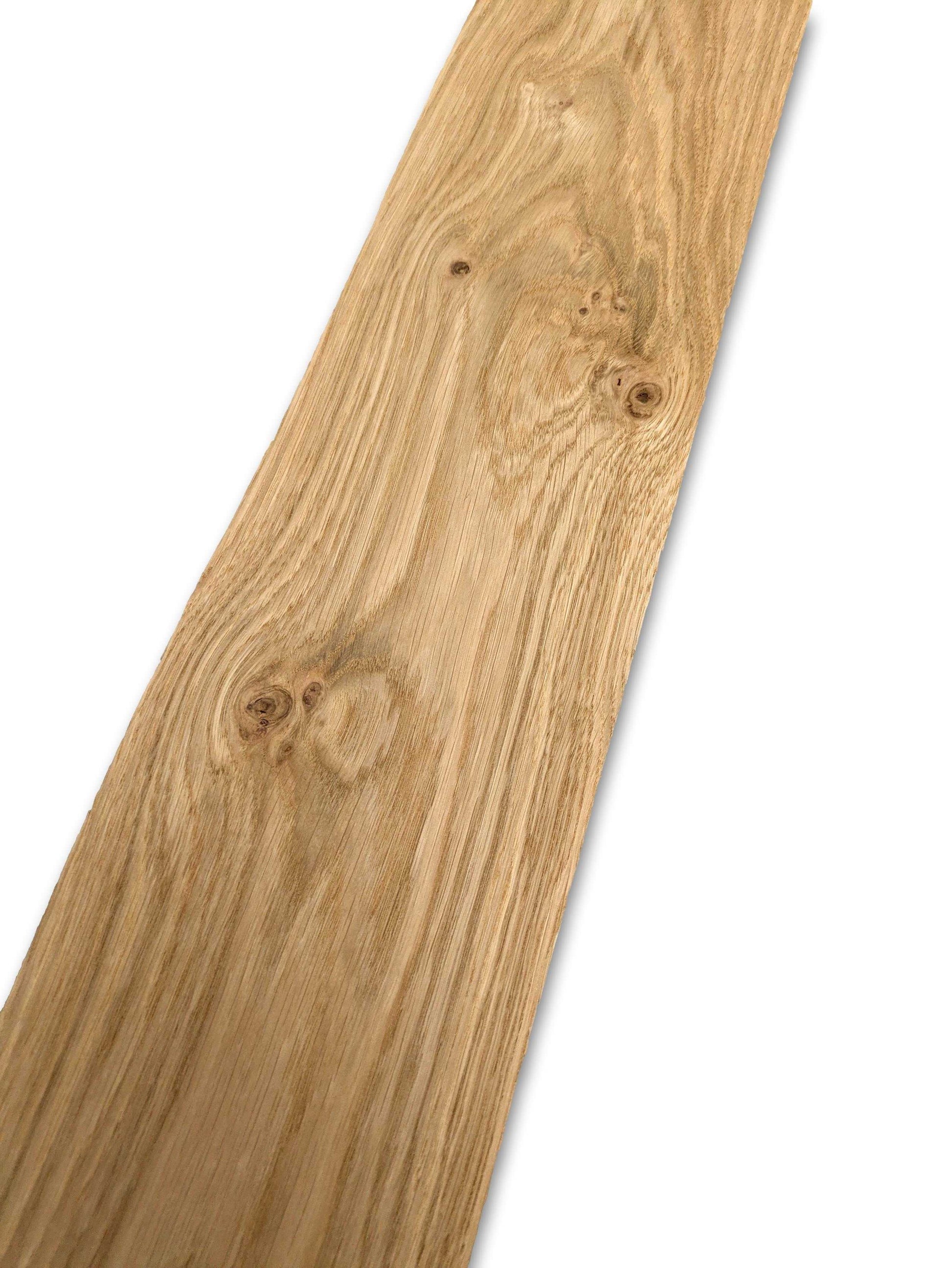 Detail van eiken rustiek houtfineer 59 x 14 cm met zichtbare houtnerf en noesten. Perfect voor decoratieve toepassingen en panelen.