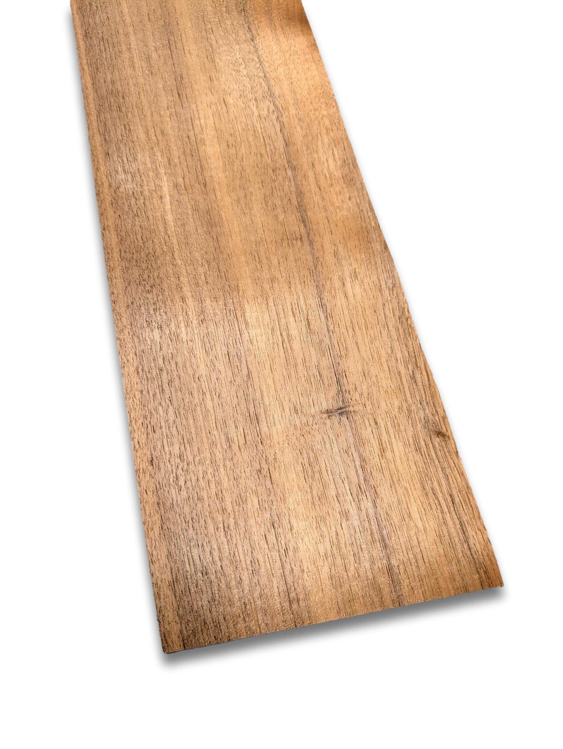 Walnoot houtfineer 60 x 12 cm in naturel, onbehandelde afwerking. Ideaal voor meubelbekleding of restauratieprojecten.