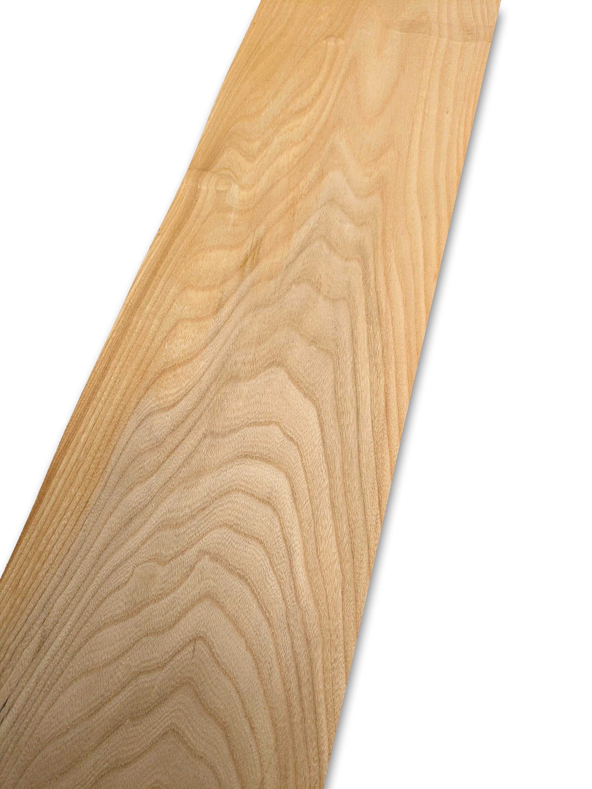 Detail van essen houtfineer 66 x 18 cm met golvende houtnerf, perfect voor renovatie of decoratieve toepassingen.