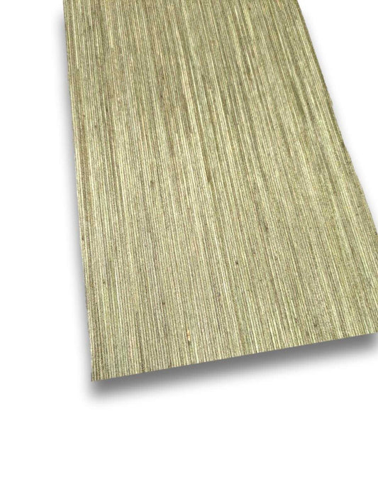 Groen designfineer vel 70 x 16 cm met verticale nerfstructuur, geverfd en onbehandeld berkenhout voor meubelbekleding of restauratie.