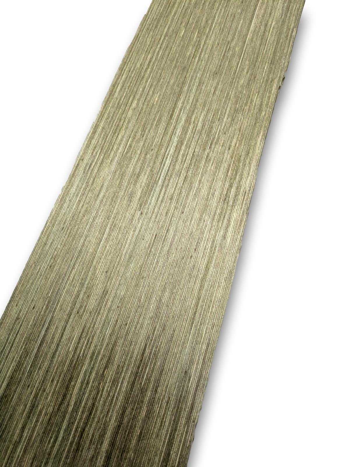 Detail van groen geverfd designfineer zonder backing, 70x16 cm, geschikt voor marqueterie en creatieve houtprojecten.