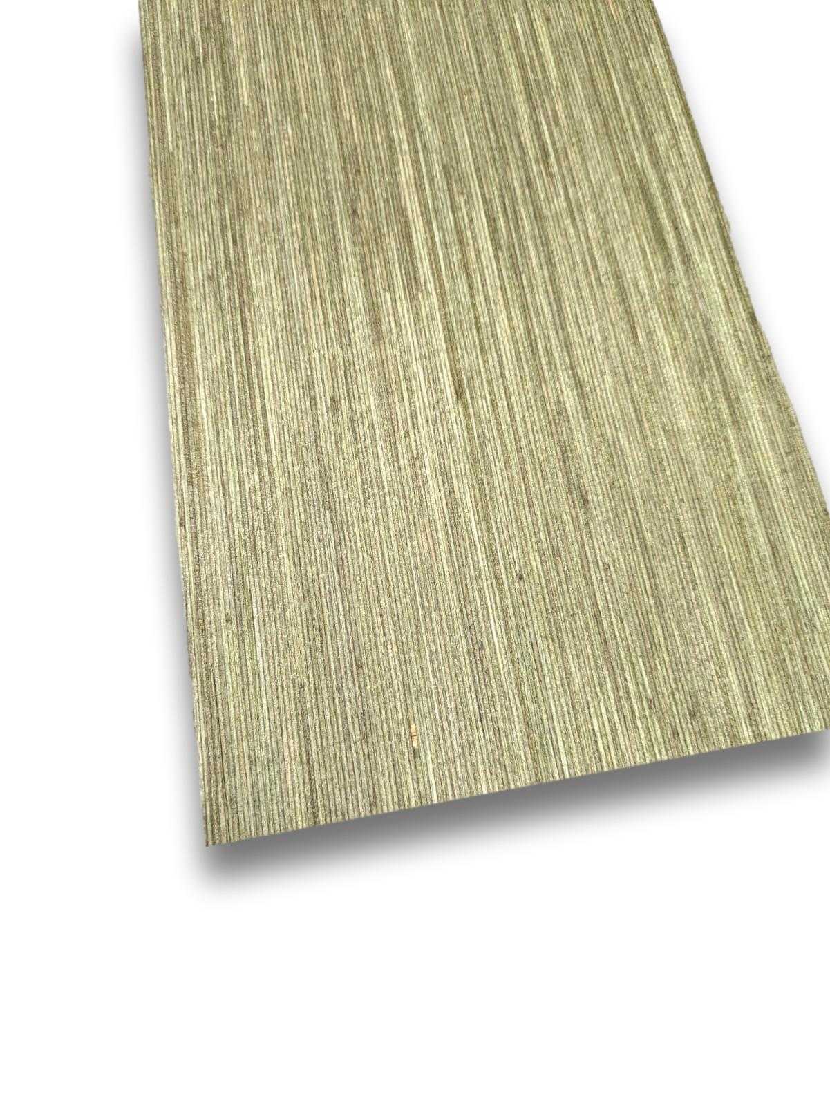 Groen designfineer vel 70x18 cm met verticale houtnerfstructuur, geverfd en onbehandeld voor meubelbekleding of restauratieprojecten.