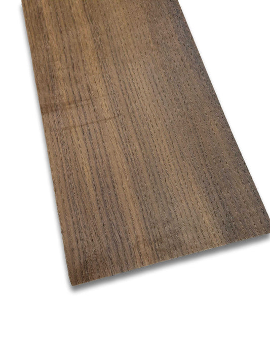 Gerookt eiken houtfineer 76 x 19 cm met natuurlijke nerfstructuur, ideaal voor meubelbekleding of restauratieprojecten.