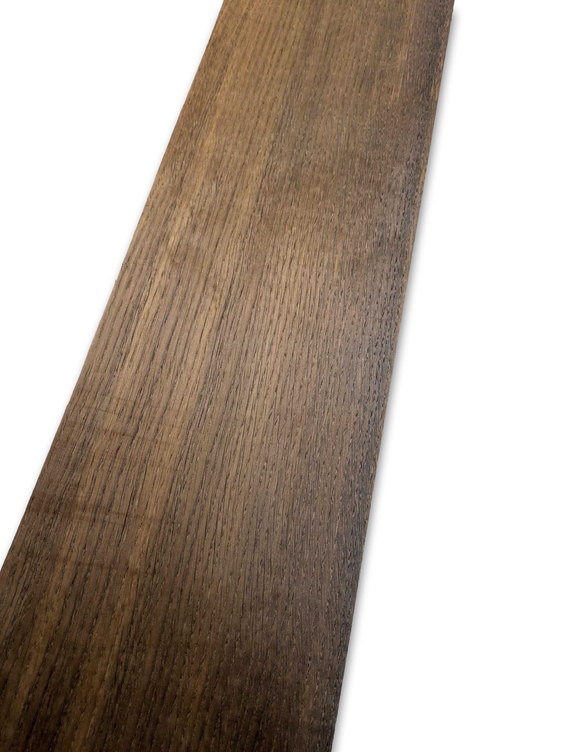 Detail van gerookt eiken fineer 76 x 19 cm met zichtbare houtnerf, geschikt voor marqueterie en ambachtelijke toepassingen.