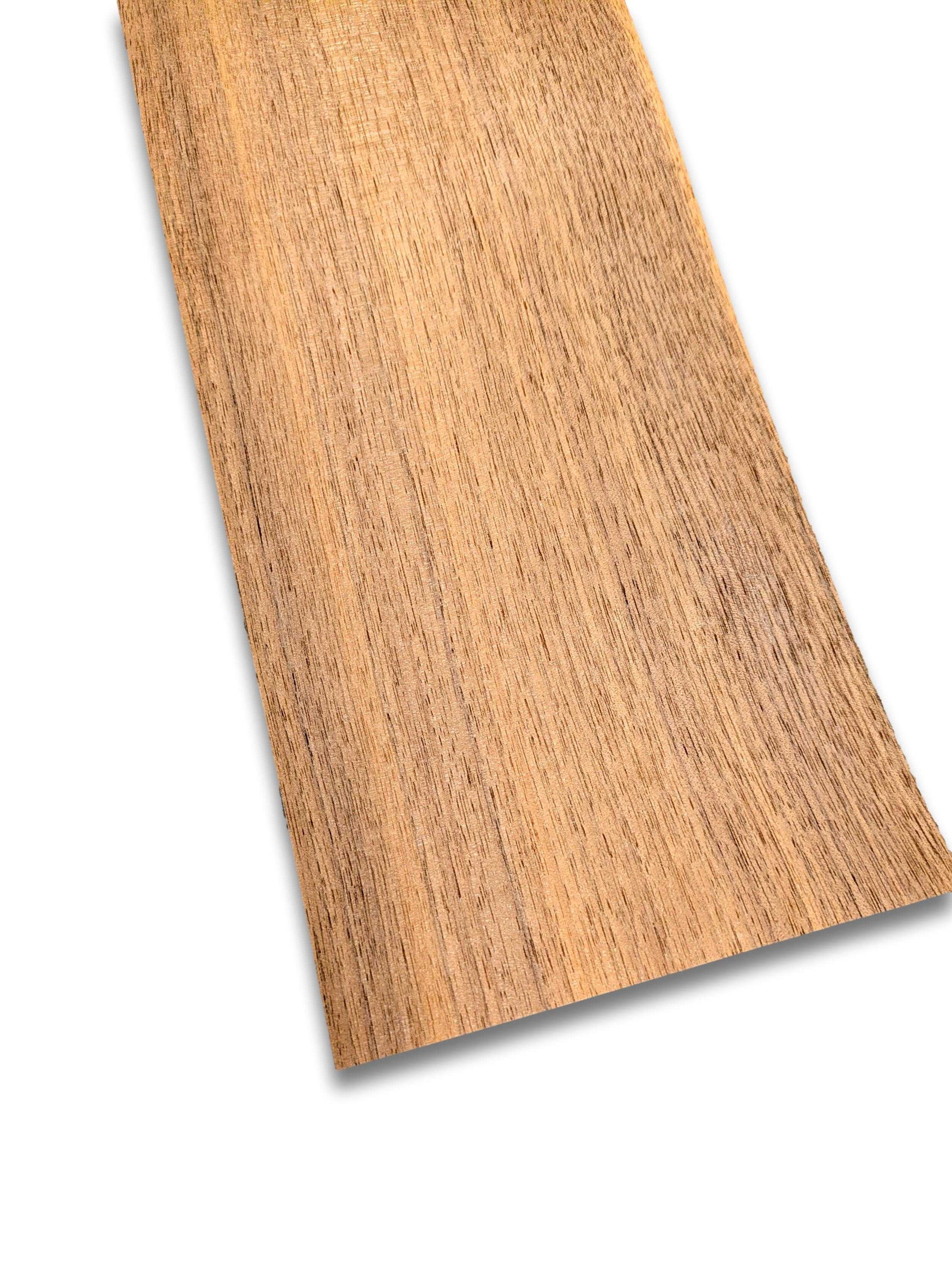 Walnoot houtfineer 80 x 13 cm met natuurlijke nerfstructuur, ideaal voor meubelbekleding of restauratieprojecten.