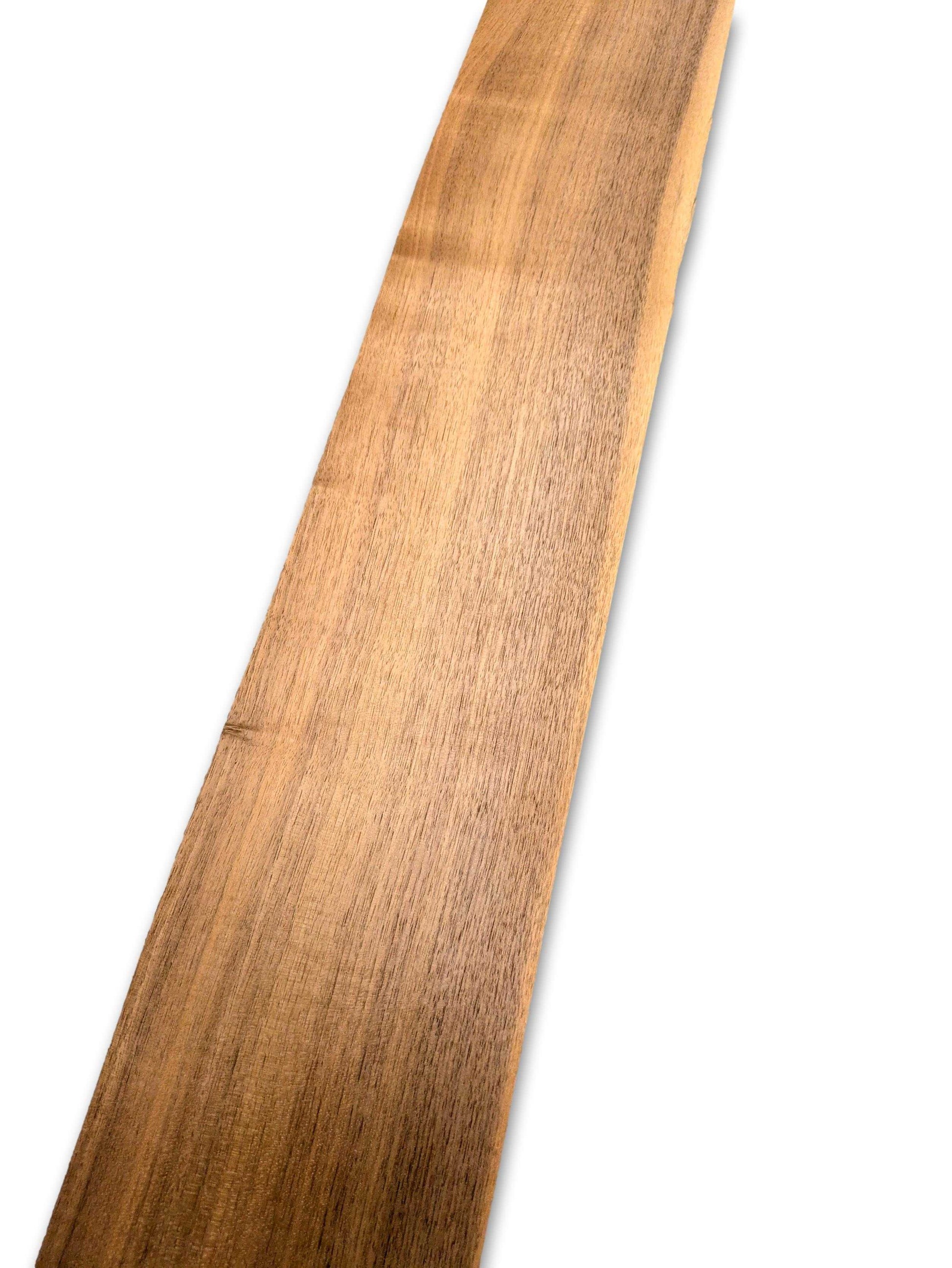 Onbehandeld walnoot fineervel 80x13 cm met warme houttinten, geschikt voor marqueterie en creatieve toepassingen.