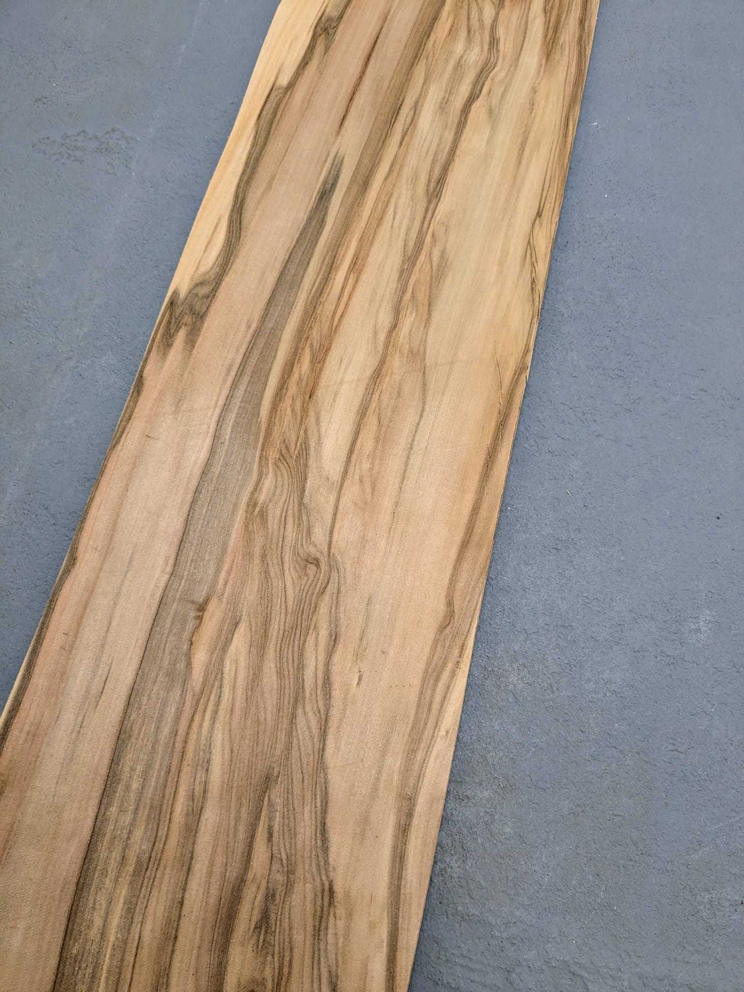 Detail van satijnnoten houtfineer 80 x 16 cm met unieke nerfstructuur, geschikt voor kunst- en knutselwerken of paneelbekleding.