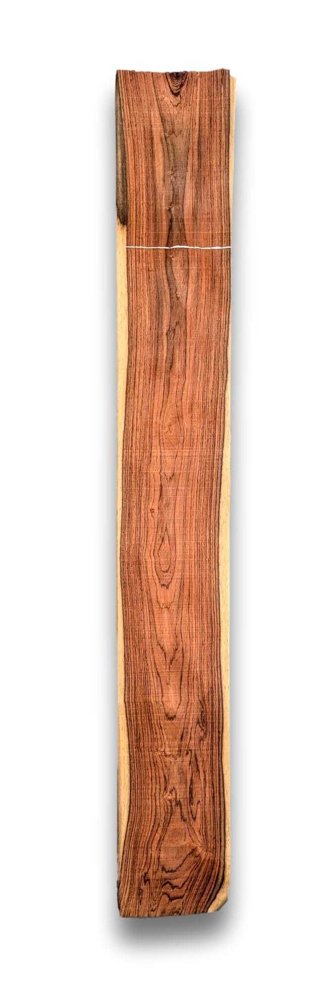 Los vel naturel Palissander fineer 90x15 cm, onbehandeld en zonder backing, geschikt voor marqueterie of creatieve toepassingen.