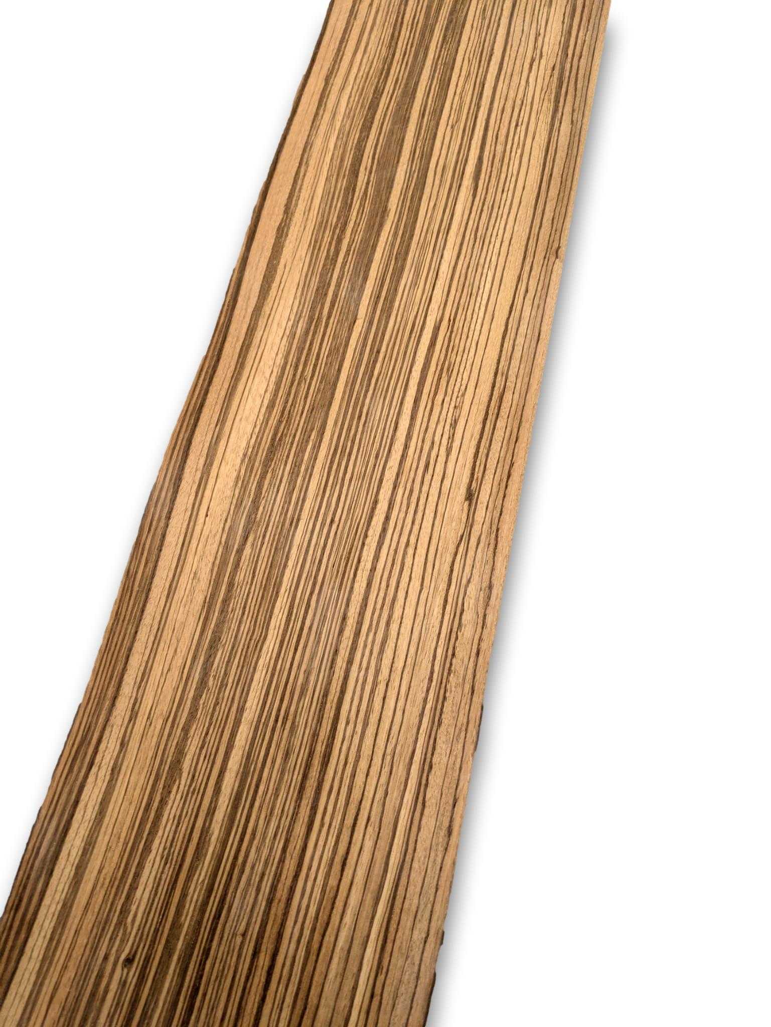 Natuurlijk zebrano fineer met opvallend gestreept patroon, 93x18 cm, perfect voor renovatie of kunsttoepassingen.