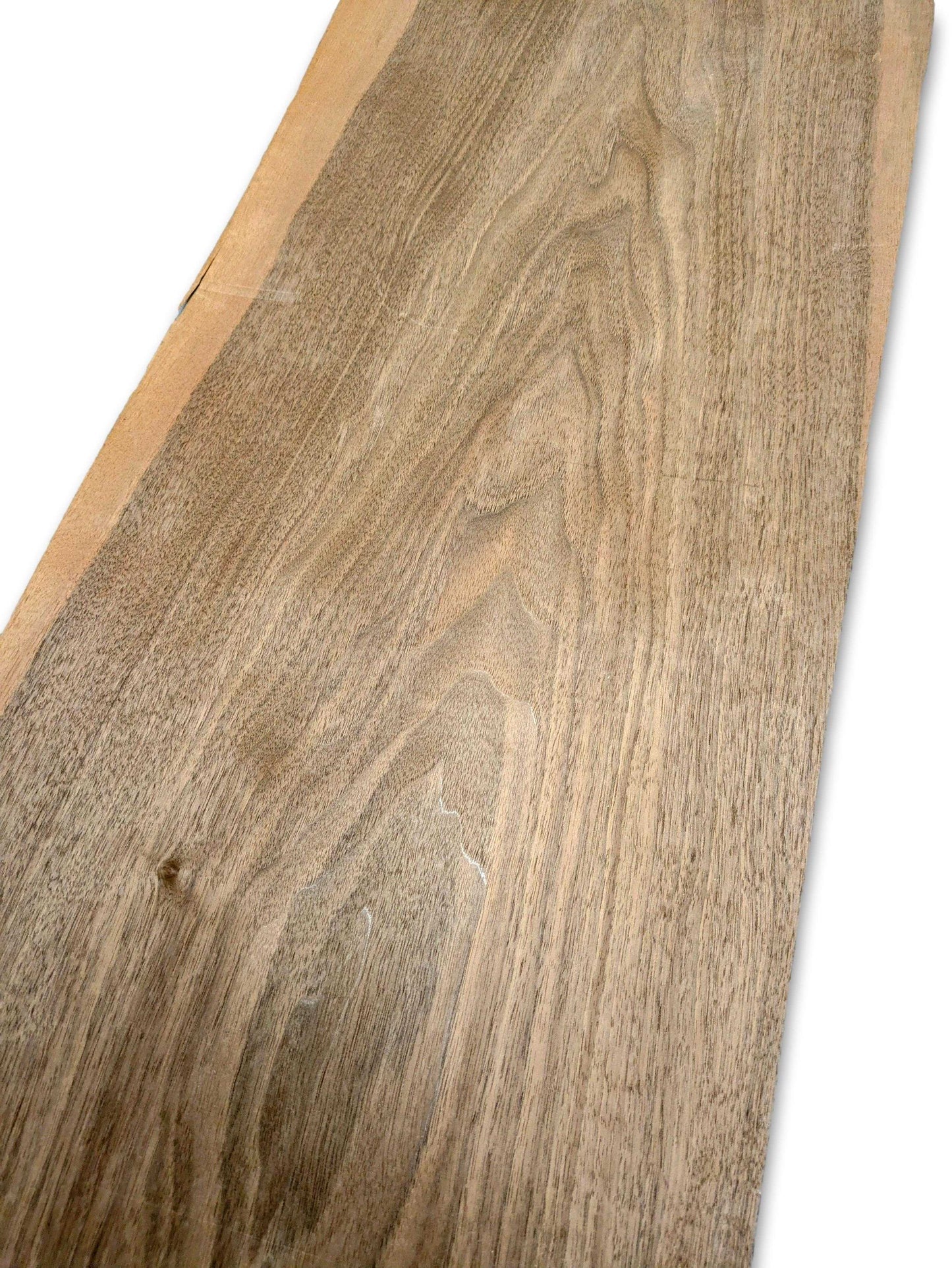 Los vel naturel walnoot fineer zonder backing, geschikt voor marqueterie of creatieve houtbewerking.