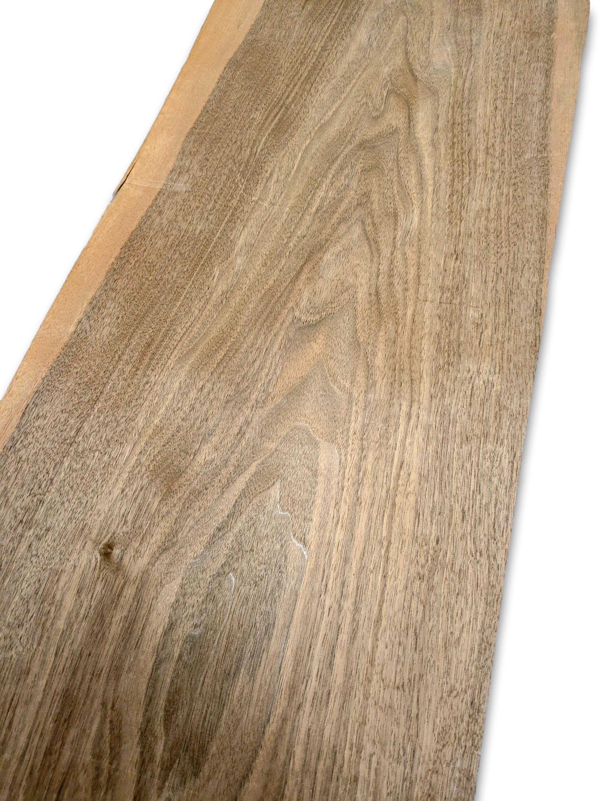 Los vel naturel walnoot fineer zonder backing, geschikt voor marqueterie of creatieve houtbewerking.